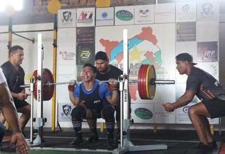 O atleta Simeão Souza, campeão roraimense de powerlifting, também conhecido como levantamento de peso básico (Foto: Divulgação)