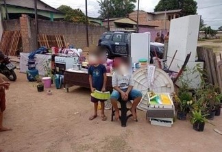Uma mulher e seus quatro filhos menores ficaram com seus pertences na rua (Foto: Reprodução)