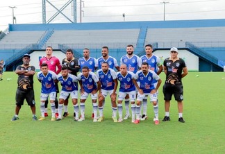 O elenco do São Raimundo perfilado no estádio da Colina, em Manaus (Foto: Lucas Araújo)