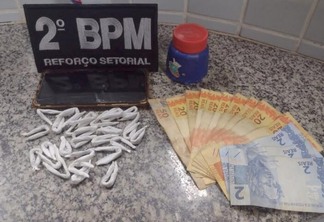 Com o suspeito, policiais encontraram cigarros de maconha, dinheiro e um celular de origem duvidosa (Foto: Divulgação)