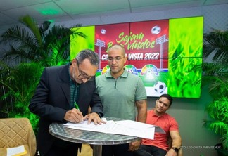 O prefeito Arthur Henrique e o presidente da Lifaer, Gilberto Urçulino, na assinatura do convênio (Foto: Léo Costa/Semuc)