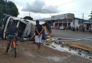 Caminhão tombou após batida de carro (Foto: Divulgação)