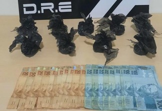 Ao todo foram apreendidos nove pacotes de cocaína embutidos na parede, que somados, totalizaram aproximadamente 300 gramas de droga e R$ 1.600,00 (Foto: Divulgação/Polícia Civil)