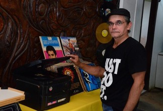 Marcone Carvalho é colecionador de discos e livros (Foto: Nilzete Franco/FolhaBV)