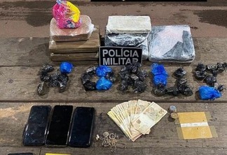 Material apreendido com as acusadas de envolvimento com o tráfico de drogas (Foto: Divulgação)