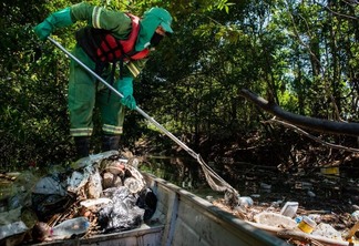 Foram encontradas garrafas pets e óleo queimado no Igarapé do bairro 13 de Setembro (Foto: Divulgação/PMBV)