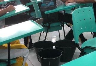 No início, alunos utilizavam baldes para aparar goteiras. (Foto: Divulgação)