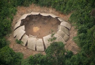 Malocas de indígenas isolados no território Yanomami — Foto: Bruno Kelly / HAY