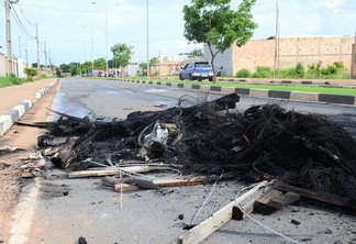 Moradores queimaram pneus e bloquearam sentido de avenida do bairro (Foto: Nilzete Franco/Folha BV)