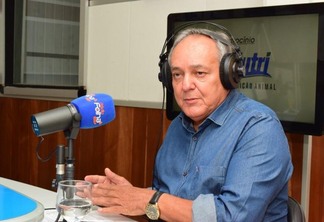 Édio Lopes durante entrevista à Rádio Folha FM 100.3 (Foto: Nilzete Franco/FolhaBV)