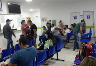 Pais na sala de espera da unidade (Foto: Dvulgação)