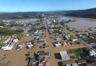 Conforme relatos de moradores, semanas sequentes de chuvas nas áreas do Rio Itajaí e Rio das Pombas causaram um acúmulo alto de volume de água, surpreendendo a enchente no Taió e alagando o município de Rio do Oeste (Foto: Divulgação)