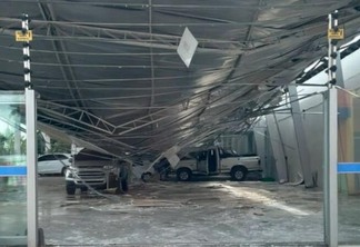 Parte do teto de concessionária desabou sobre veículos por conta da tempestade (Foto: Divulgação)