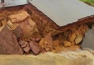 As fortes chuvas resultaram no rompimento de um trecho da rodovia que liga os municípios de Caroebe e São João da Baliza (Foto: Reprodução)