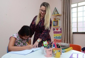 Segundo Graciela, é importante que fora do ambiente escolar, as crianças tenham uma rotina de estudo para que consigam cada vez mais avançar no seu desenvolvimento dentro das etapas de ensino em que estão inseridas (Foto: Nilzete Franco/FolhaBV)