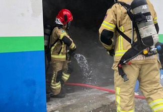 Trabalho dos bombeiros teve duração de aproximadamente quatro horas (Foto: Divulgação/CBMRR)