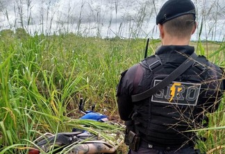 A motocicleta foi encontrada em um terreno (Foto: Divulgação/PMRR)