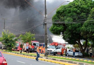 Bombeiros foram ao local (Foto: Nilzete Franco/FolhaBV)