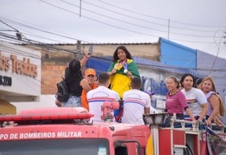 Como forma de homenagem, a equipe escolar organizou para a atleta um desfile pelas principais ruas da Capital no caminhão do Corpo de Bombeiros (Foto: Divulgação)