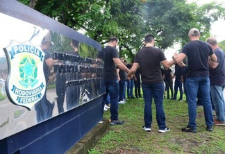 Policiais rodoviários federais começaram ato com uma oração (Foto: Nilzete Franco/FolhaBV)