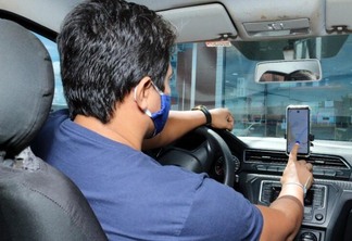 Os motoristas devem apresentar o comprovante, de que trabalha em aplicativo de transportes (Foto: Nilzete Franco/FolhaBV)
