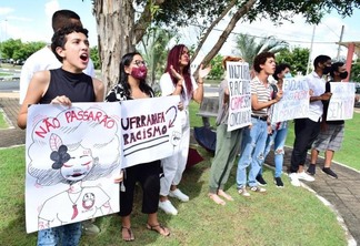 Alunos se reuniram com cartazes contra o racismo com hashtags e discursos em prol de justiça ao caso (Foto:Nilzete Franco/FolhaBV)