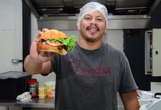 Dymerson Andrade começou a vender hambúrguer após assistir vídeos na internet (Foto: Nilzete Franco/Folha BV)