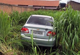 O veículo foi levado pelos criminosos e recuperado em um terreno baldio no bairro Buritis (Foto: Divulgação)