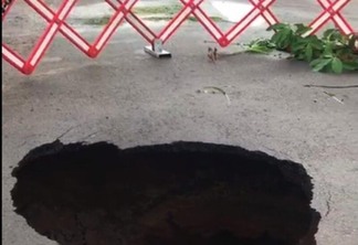 Cratera aberta no asfalto da avenida Nivaldo da Conceição Gutierrez (Foto: Reprodução)