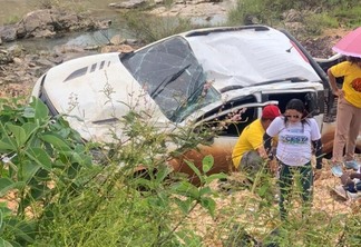 Os ocupantes do veículo envolvido no acidente receberam os primeiros atendimentos pelas equipes de socorro (Foto: Divulgação)