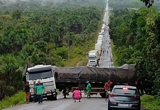 Por conta do acidente, o trânsito ficou prejudicado e ocasionou filas de veículos na extensão da BR (Foto: Divulgação)