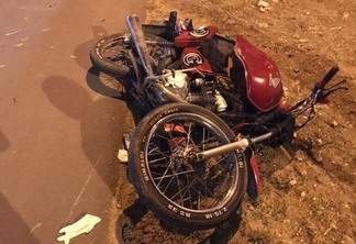 Carenagem da moto ficou parcialmente destruída após o acidente (Foto: Lucas Luckezie)
