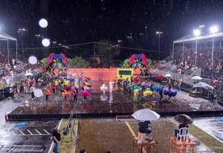 Algumas apresentações foram realizadas debaixo de chuva (Foto: Jonathas Oliveira/Semuc)