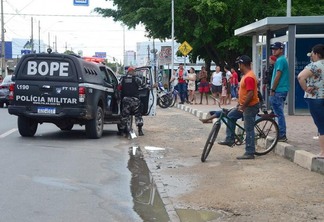 Força Tática, do Batalhão de Operações Polícias Especiais (Bope) e o Primeiro Batalhão da Polícia Militar (1° BPM) estão no local (Foto: Nilzete Franco/FolhaBV)