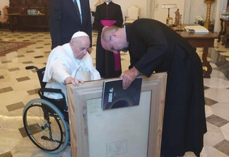 Monsenhor Lúcio Nicolleto em visita ao papa Francisco, no Vaticano, nesta segunda-feira (Foto: Divulgação)