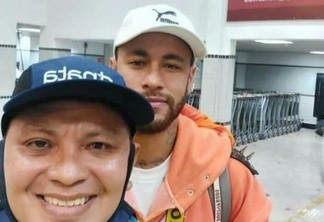 Funcionário do aeroporto fez selfie com o atleta (Foto: Divulgação)