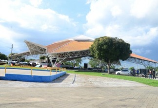 A estrutura do arraial está sendo montada no Parque Anauá (Foto: Nilzete Franco/Folha BV)