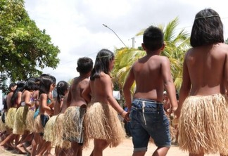 Crianças indígenas durante recepção ao ministro da Saúde, em Roraima (Foto: Nilzete Franco/FolhaBV)