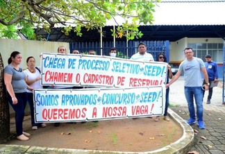 Professores do cadastro reserva durante protesto em frente à Seed nesta terça-feira (Foto: Nilzete Franco/FolhaBV)