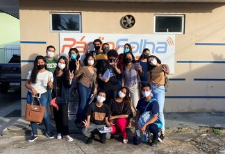 Os estudantes também visitaram os departamentos do jornal, e também a Rádio Folha, onde participaram ao vivo da programação (Foto: Divulgação)