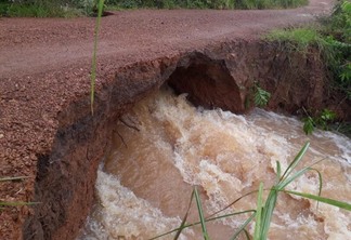 Na Vila do Taiano e na Comunidade do Boqueirão, ainda em Alto Alegre, há problemas com pontes e deterioramento de vicinais que impedem o escoamento de produções (Foto: Arquivo Pessoal)