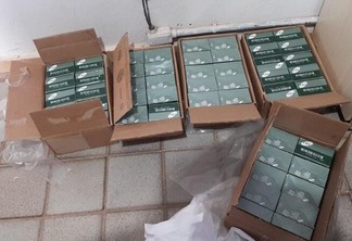 Foram encontradas 1.500 munições de calibre 16, divididas em cinco grandes caixas (Foto: Divulgação)