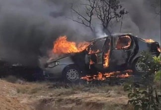 Veículo destruído ao ser localizado em área de garimpo (Foto: Divulgação)