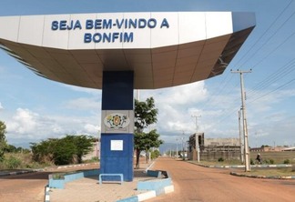 Portal de entrada do Município de Bonfim, na fronteira do Brasil com a Guiana (Foto: Nilzete Franco/FolhaBV)