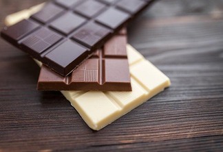 O chocolate é um alimento feito com base na amêndoa fermentada e torrada do cacau (Foto: Divulgação)