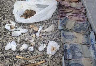 Foram encontrados com ela, os entorpecentes em formato de invólucros e baseado e o dinheiro em notas trocadas, característicos de tráfico de drogas (Foto: Divulgação)