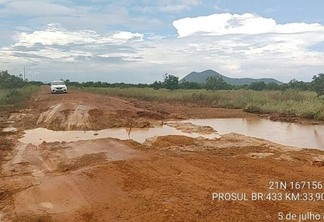 A PRF disse que apesar do nível de água ter baixado, a situação da via continua precária (Foto: Divulgação/PRF)