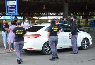 Fiscais da Emhur durante fiscalização no terminal do Centro de Boa Vista (Foto: Nilzete Franco/FolhaBV)