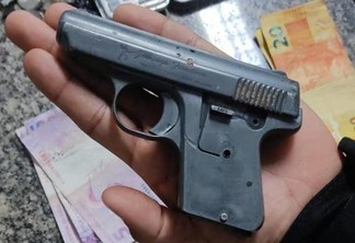 Pistola calibre 22 milímetros apreendida com o albergado (Foto: Divulgação)