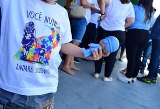 Pais levaram os filhos para manifestação (Foto: Nilzete Franco)